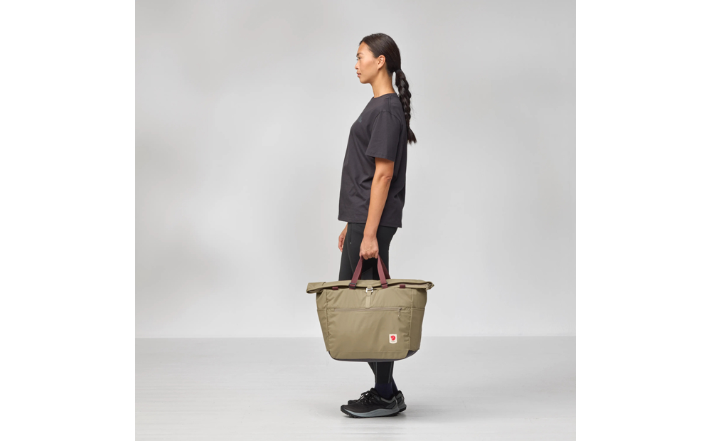 high_coast_tote_30_23200331-221_e_model_1922