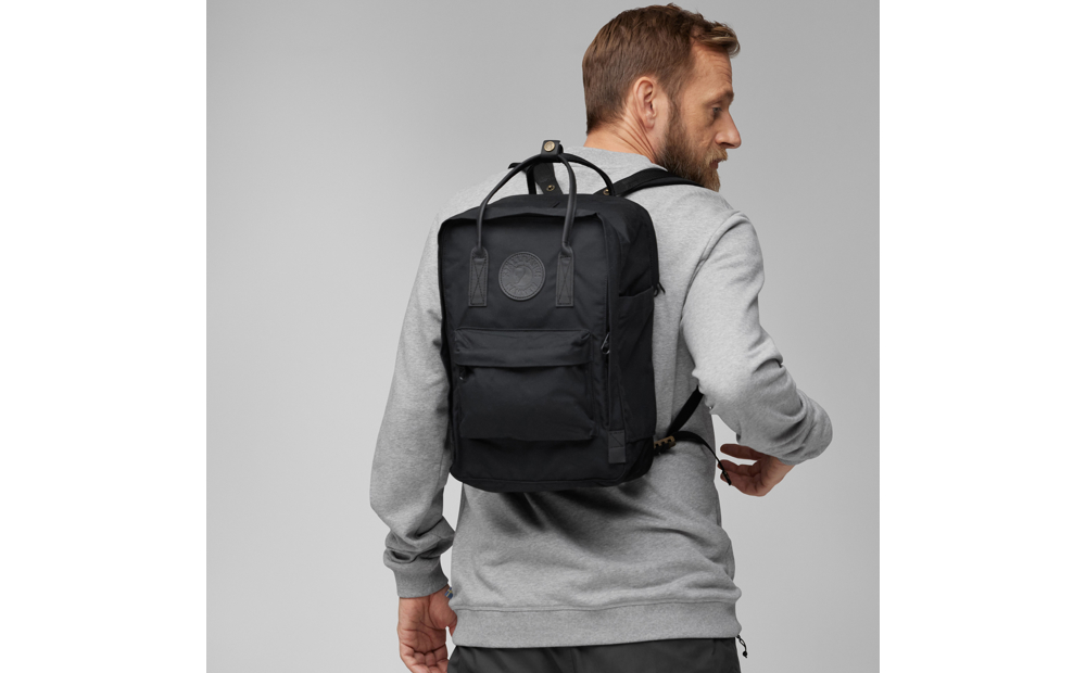 kanken_no_2_black_laptop_15_23804-550_b_model_fjr