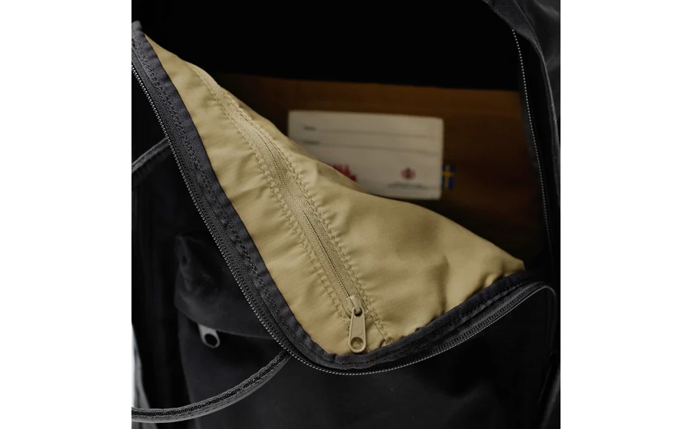kanken_no_2_black_laptop_15_23804-550_e_model_fjr