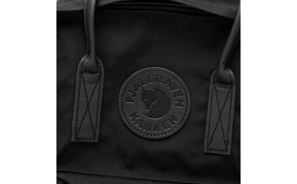 kanken_no_2_black_laptop_15_23804-550_f_model_fjr