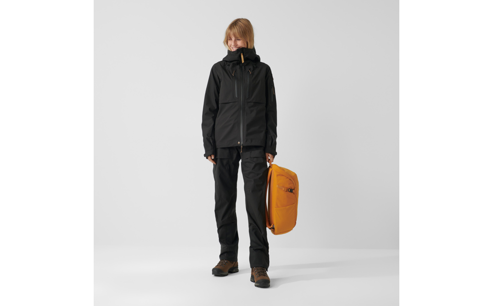 keb_eco-shell_jacket_w_89600-550_c_model_fjr