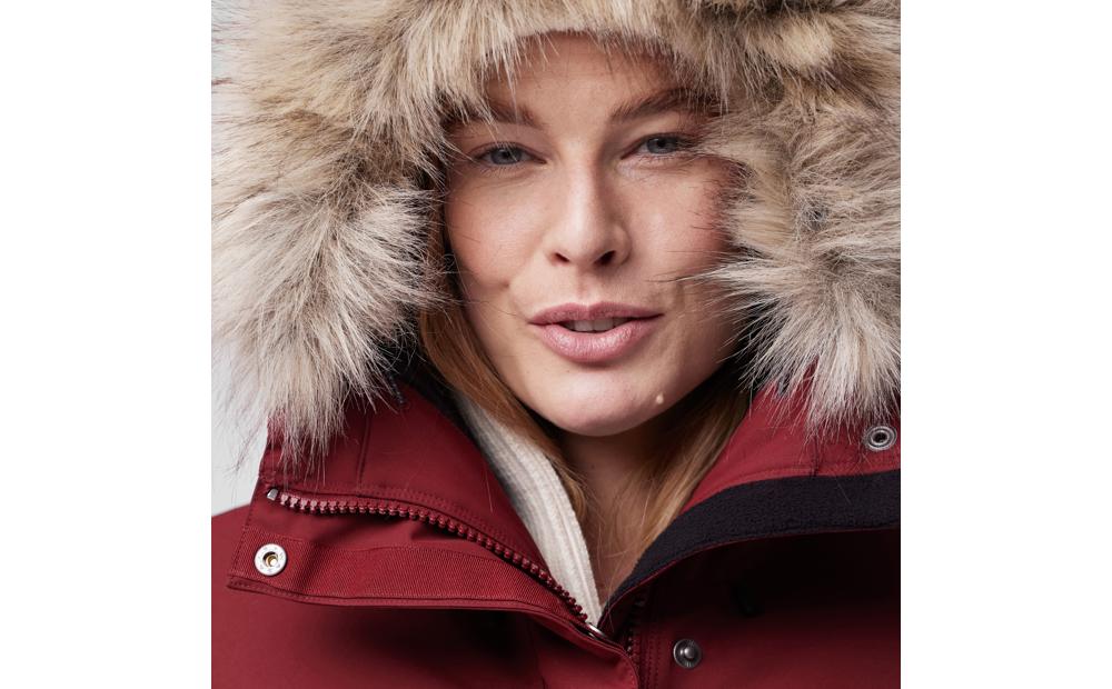 nuuk_lite_parka_w_87161-347_c_model_fjr