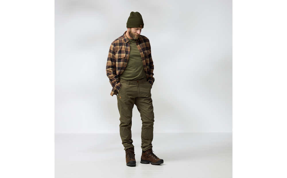 sormland_tapered_trousers_m_90651-625_e_model_fjr