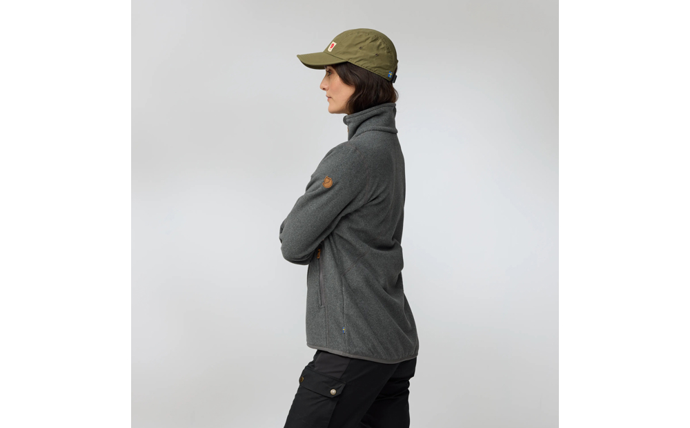 stina_fleece_w_89464-030_e_model_1714