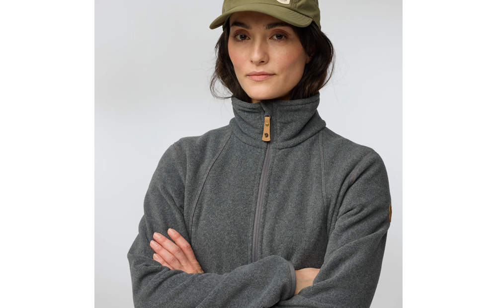 stina_fleece_w_89464-030_f_model_1734